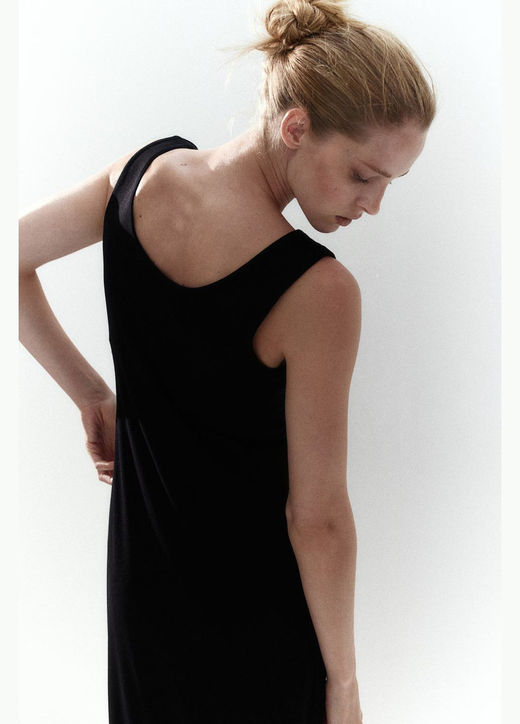 Черное платье H&M однотонное