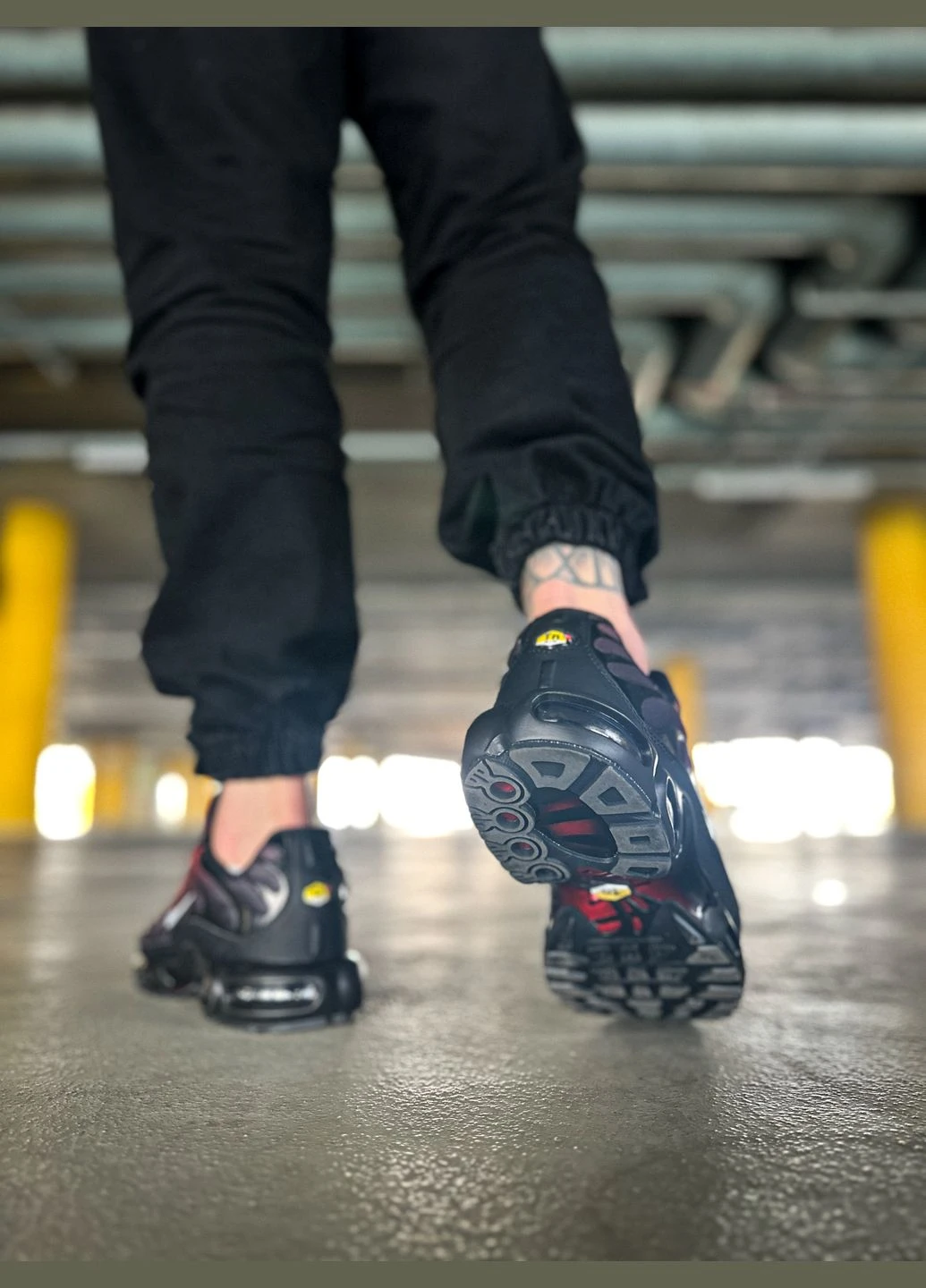 Червоні кросівки чоловічі nike air max tn plus red black | найк аір макс тн плюс червоні чорні всесезон No Brand