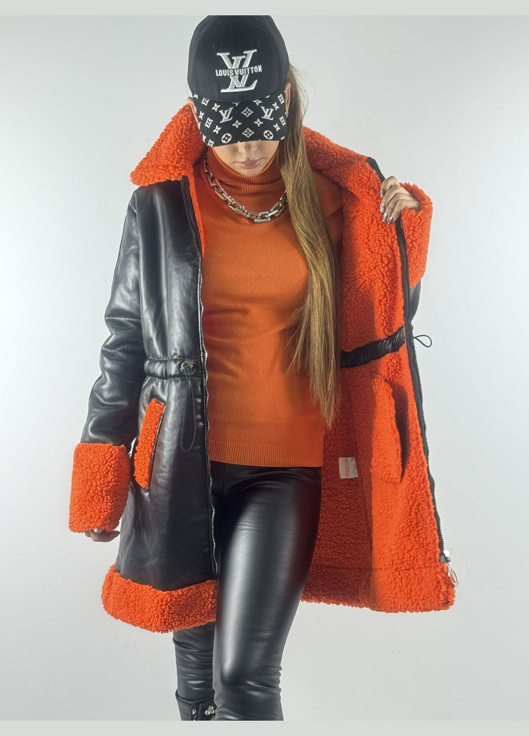 Дубленка женская, удлиненная, эко кожа черного цвета, подкладка эко мех оранжевого цвета, зимняя, с логотипом. Kor@Kor (312537620)