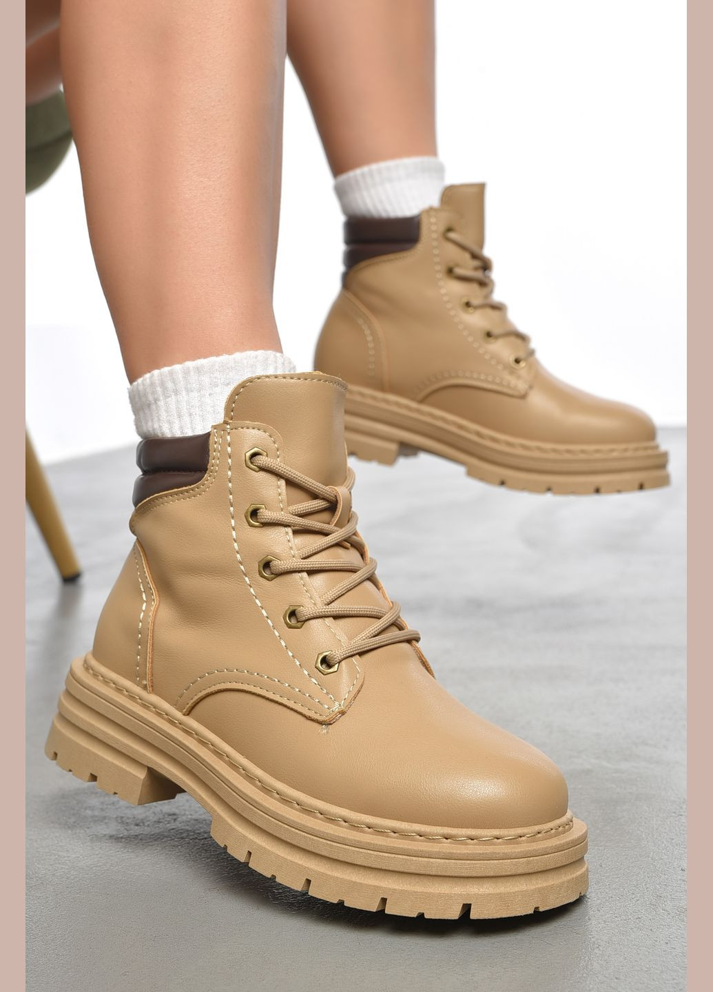Черевики жіночі демісезонні бежевого кольору Let's Shop (302947798)