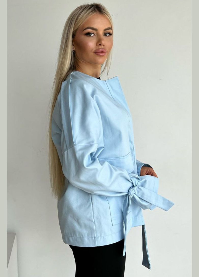 Блакитна демісезонна джинсова куртка жіноча блакитного кольору Let's Shop