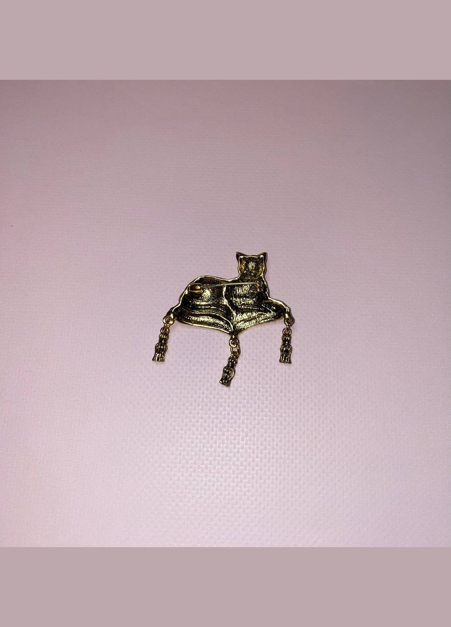 Брошка булавка вінтажна кішка на подушці з камінням золотиста Xuping Jewelry (330618951)