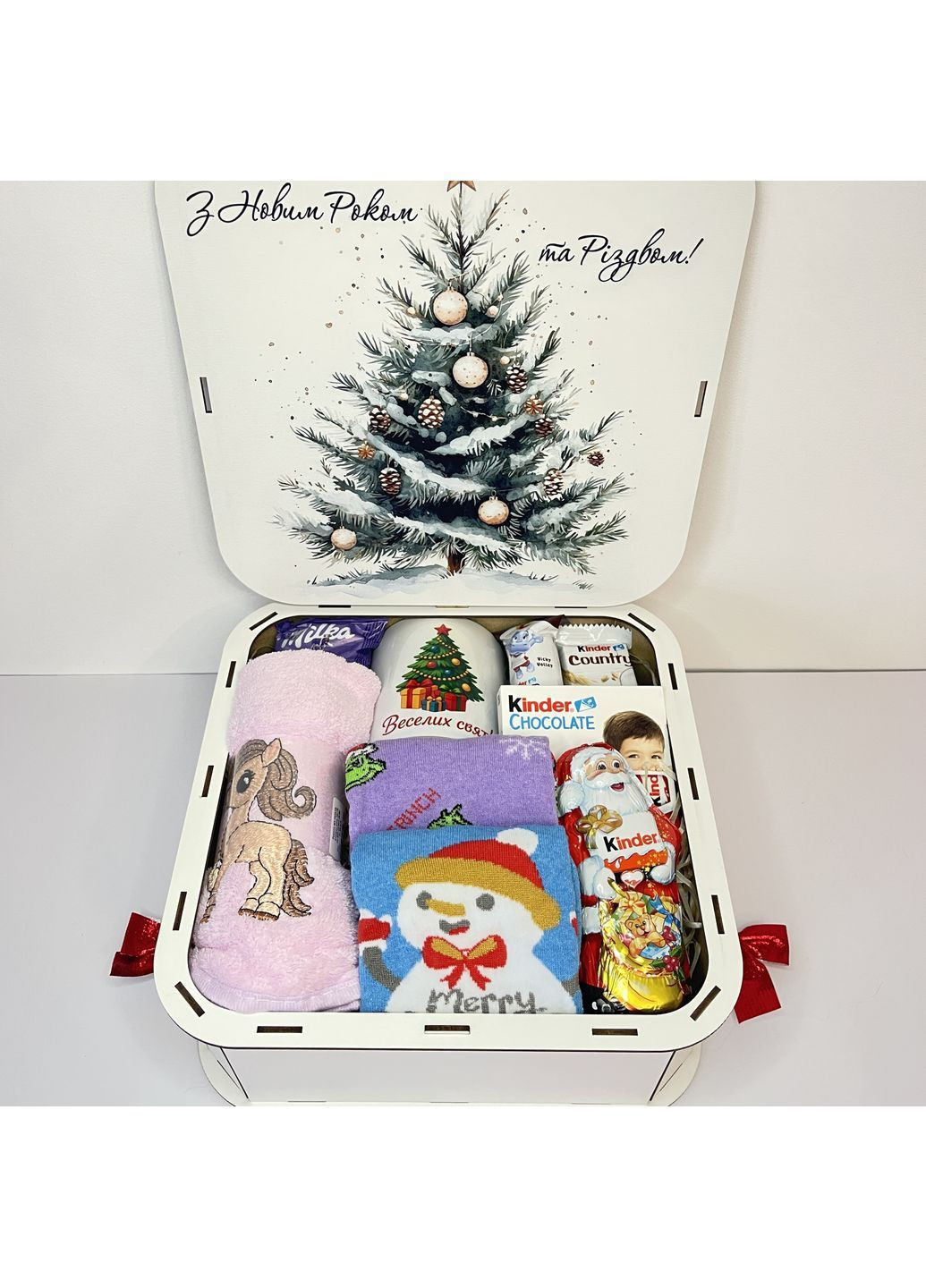 Новорічний подарунковий набір у дерев’яній коробці з чашкою, шкарпетками, рушником та солодощями No Brand (371690210)