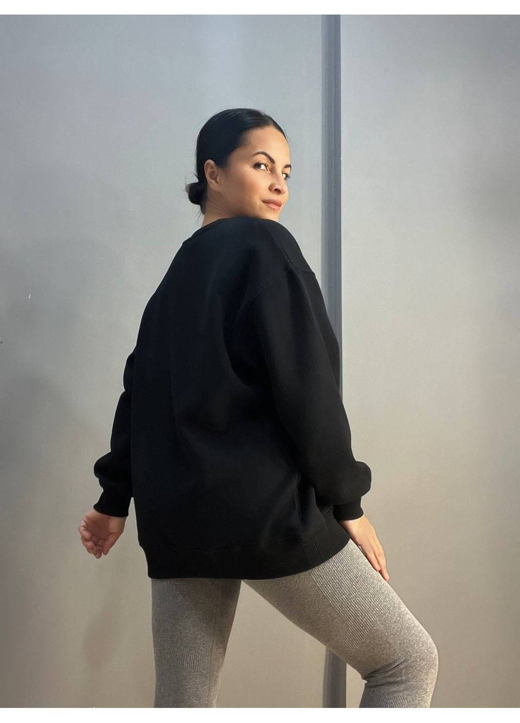 Чорний світшот жіночий 24-03 оверсайз подовжений напис вишивка попереду утеплений чорний PEPPER MINT (312551266)