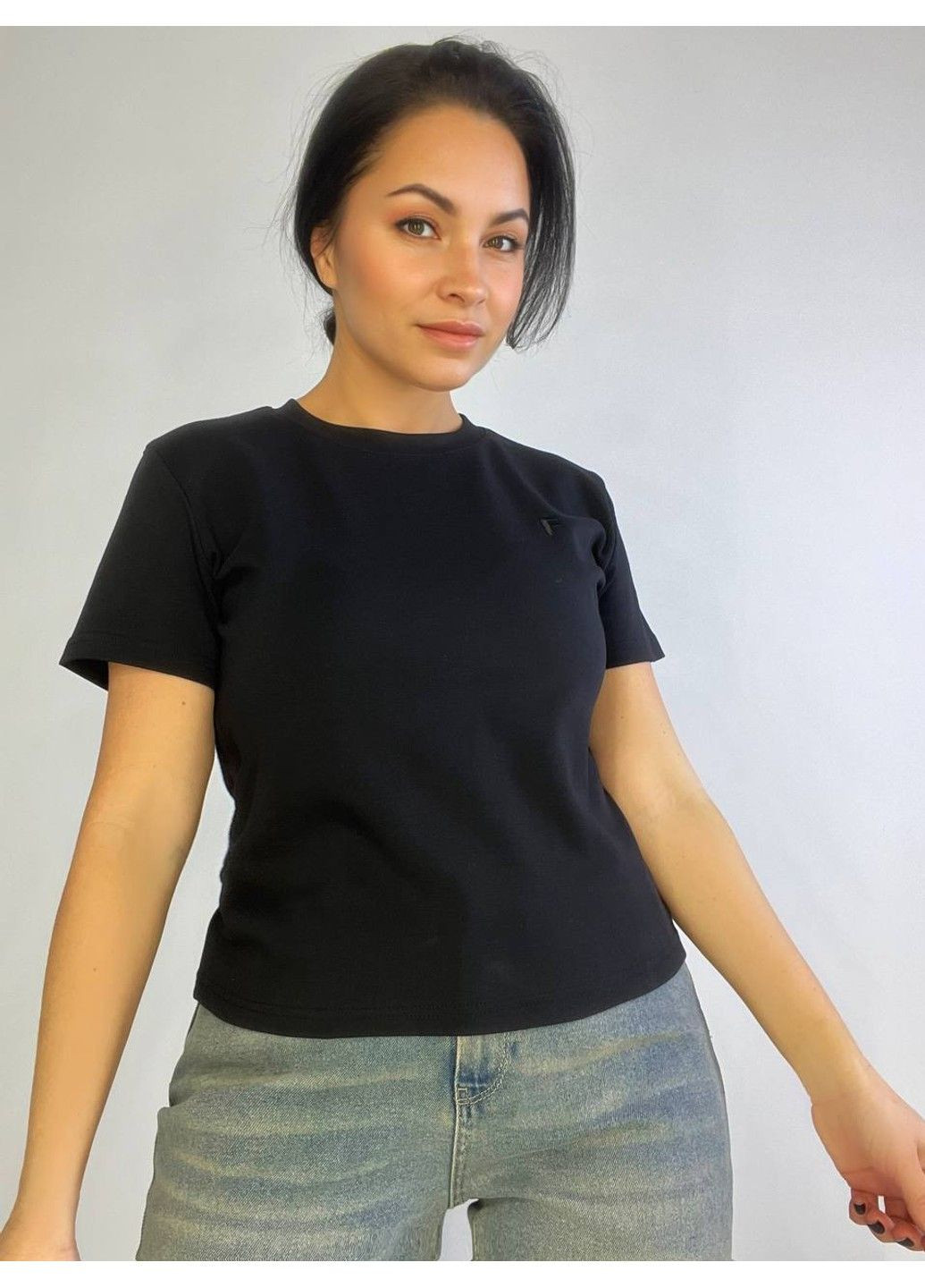 Футболка жіноча A-N 25197 вишивка літера F однотонна базова середня довжина one size No Brand - (321629867)