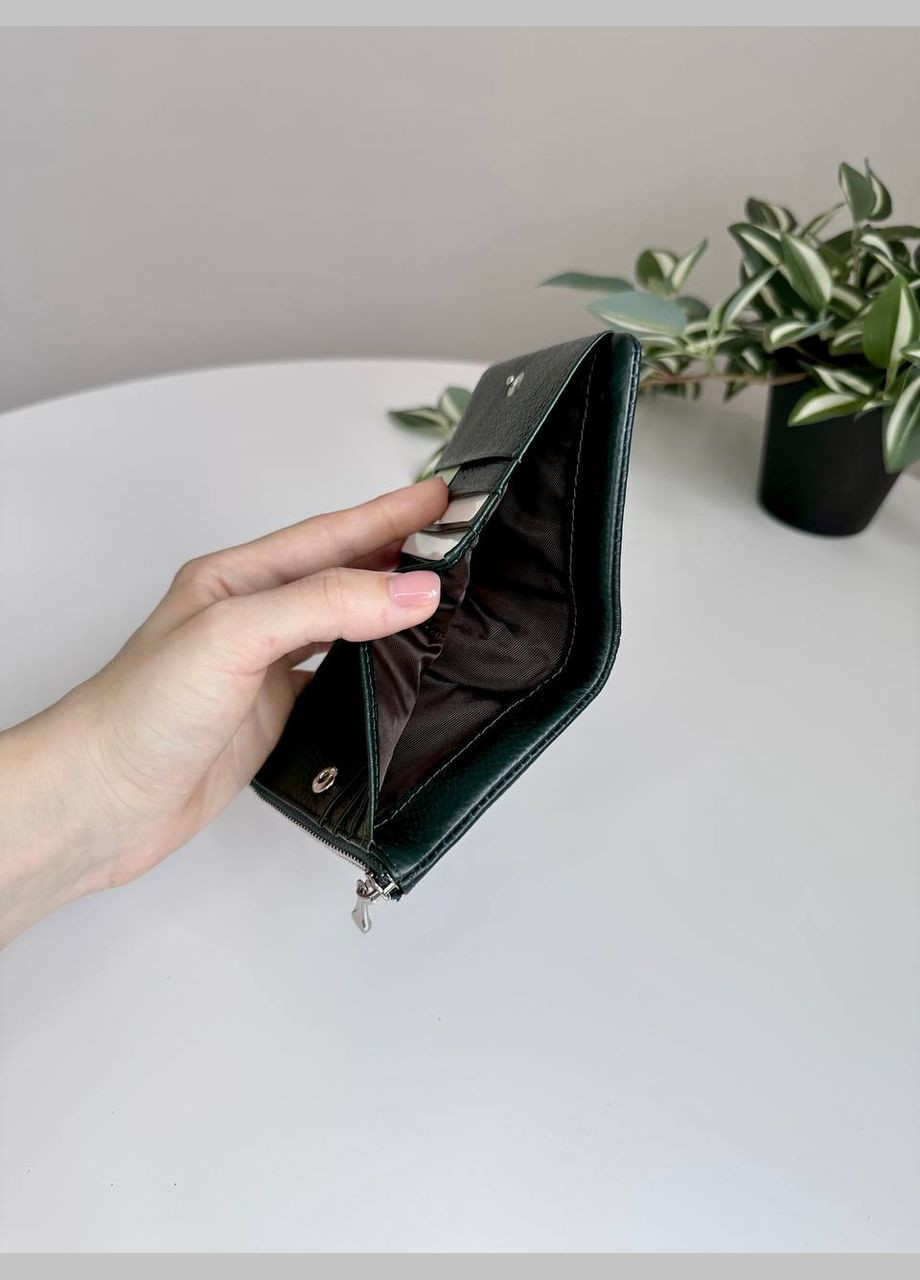 Жіночий маленький шкіряний гаманець на кнопці Classic (314791966)