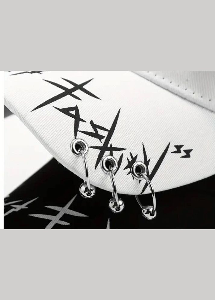 Кепка белая с регулировкой размера с пирсингом кольцами No Brand (332804421)