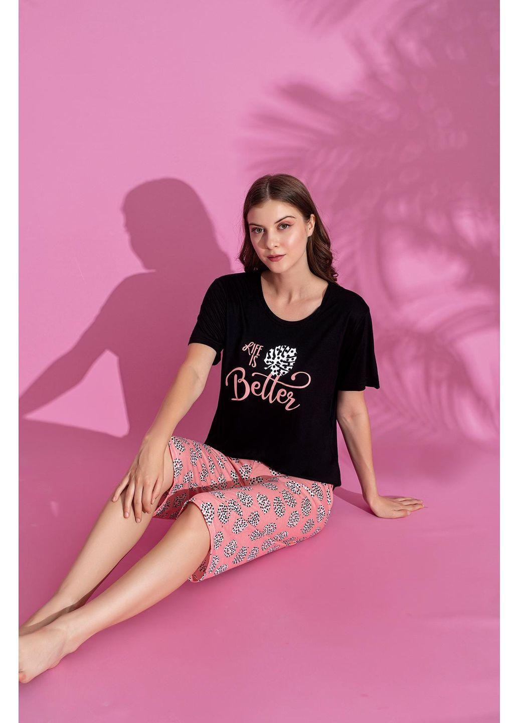 Розовая всесезон женский домашний комплект "life is better футболка + капри Leyla