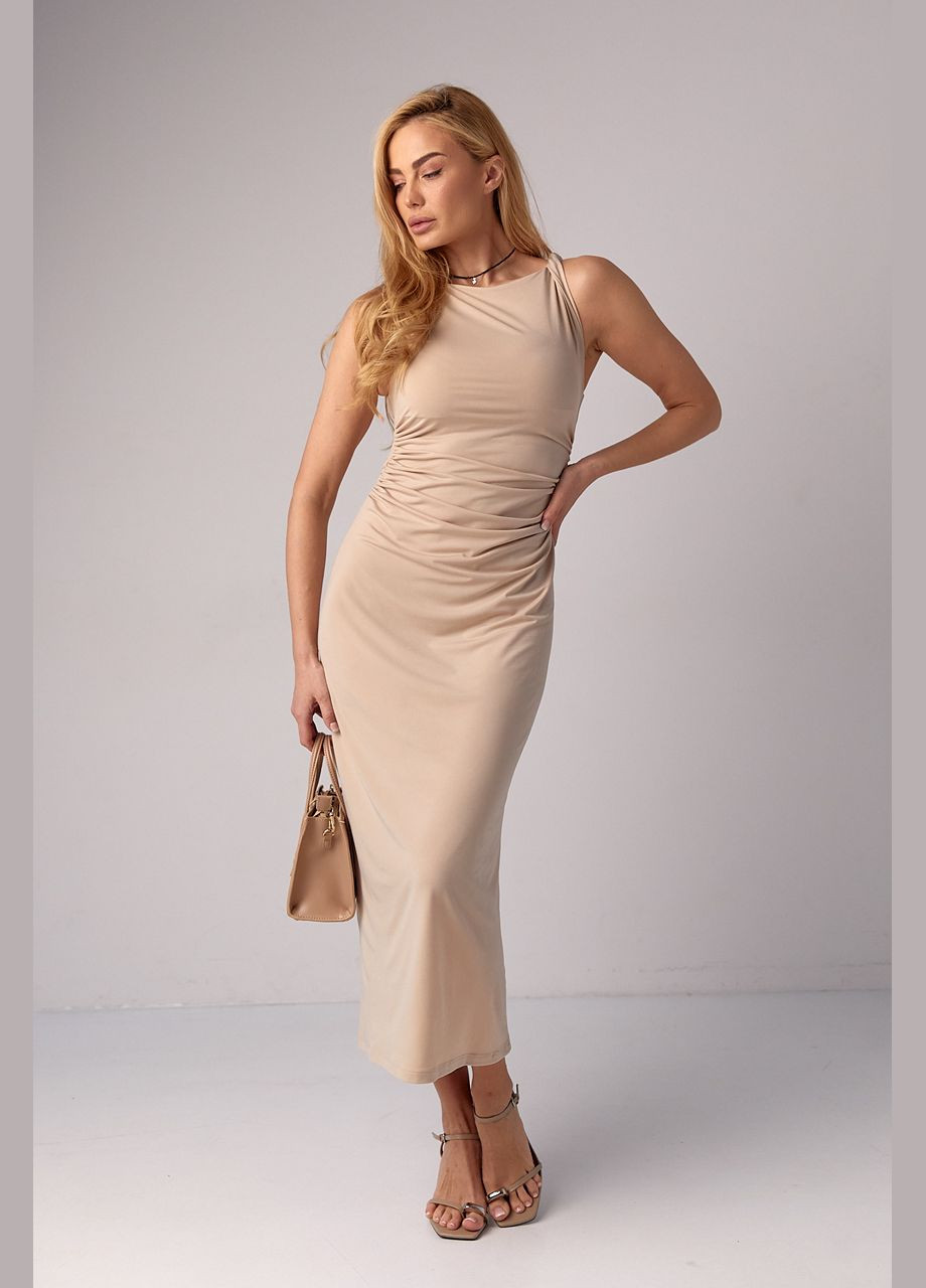 Бежева ділова силуетна сукня міді без рукавів з драпіруванням - бежевий Lurex