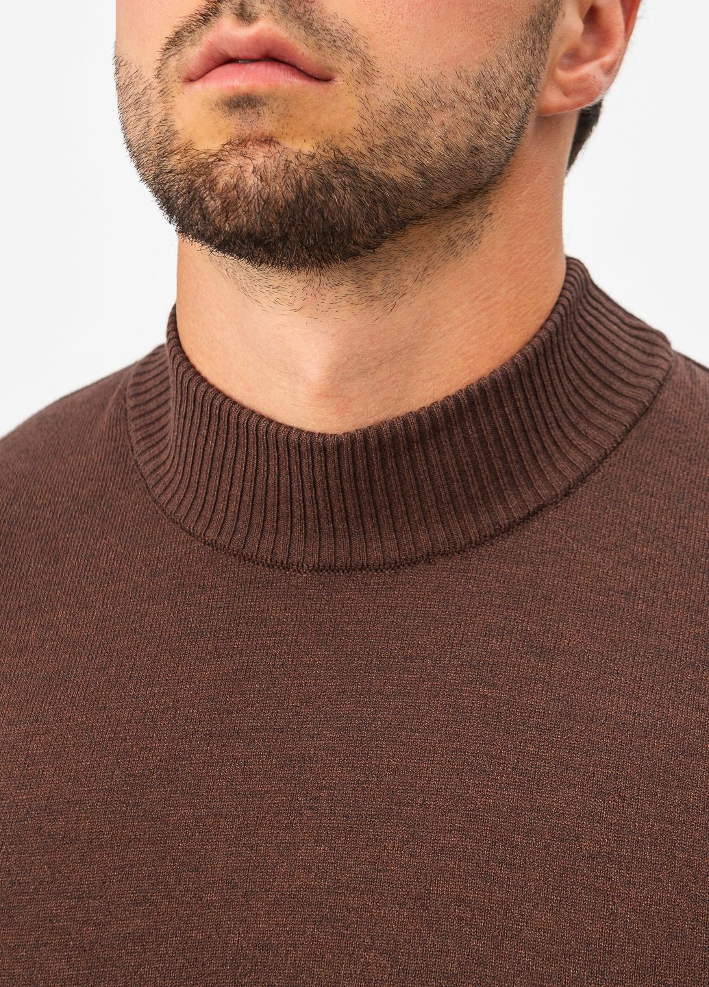 Коричневый мужской тонкий свитер "стойка" SVTR