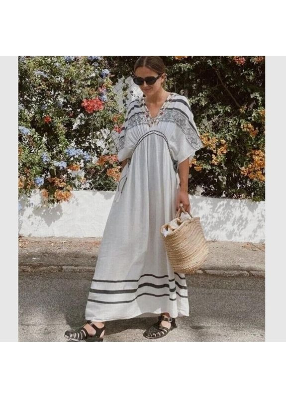 Белое платье свободного кроя украшено бисером Zara