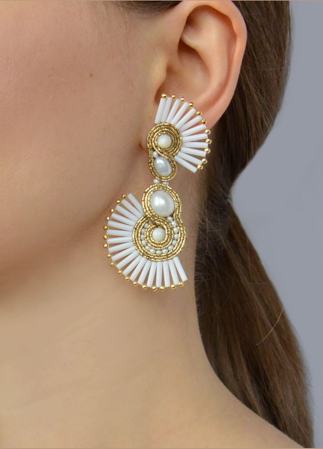 Акцентні сережки золотисто-білі з перлами і стеклярусром Olha Serhiichuk jewelry (324794599)