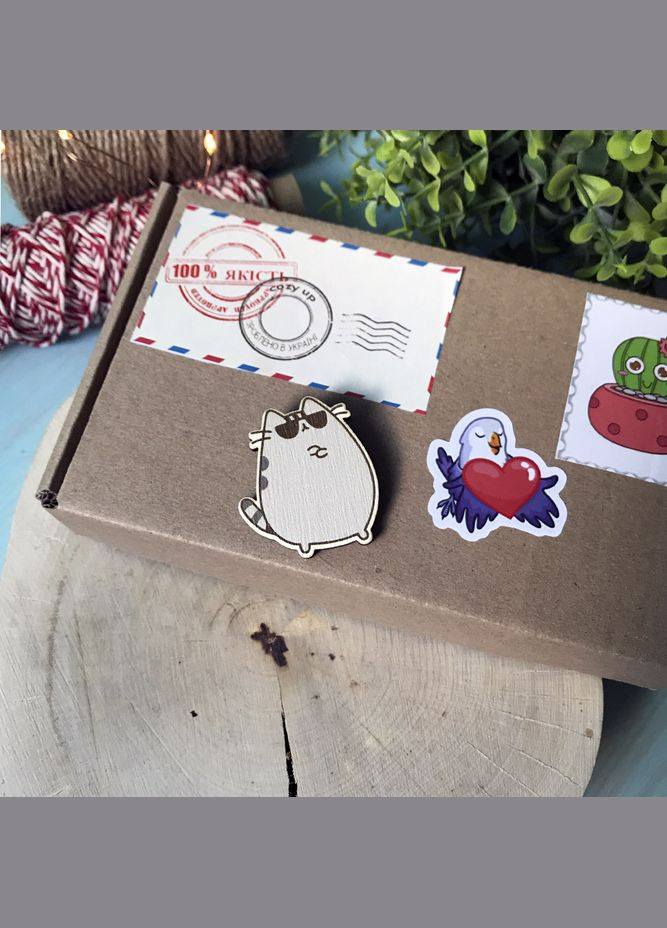 Кот Пушин в очках значок с деревьями. Cozy-Up (291162221)