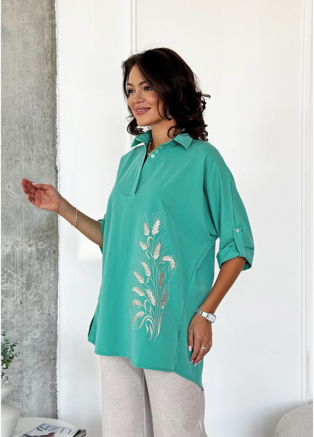 Светло-зелёная удлиненная свободная рубашка-туника из ткани тиар INNOE Блузка