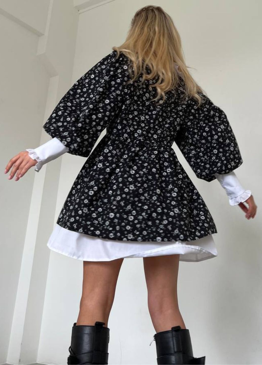 Чорна кежуал ніжна міні сукня з квітковим візерунком, рюшами, відкладним коміром та подвійною спідницею Україна з квітковим принтом