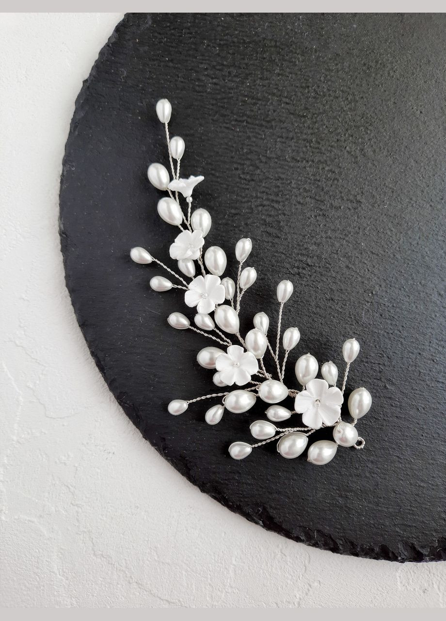 Ніжна молочна гілочка в зачіску з квітами та намистинами No Brand (342389841)