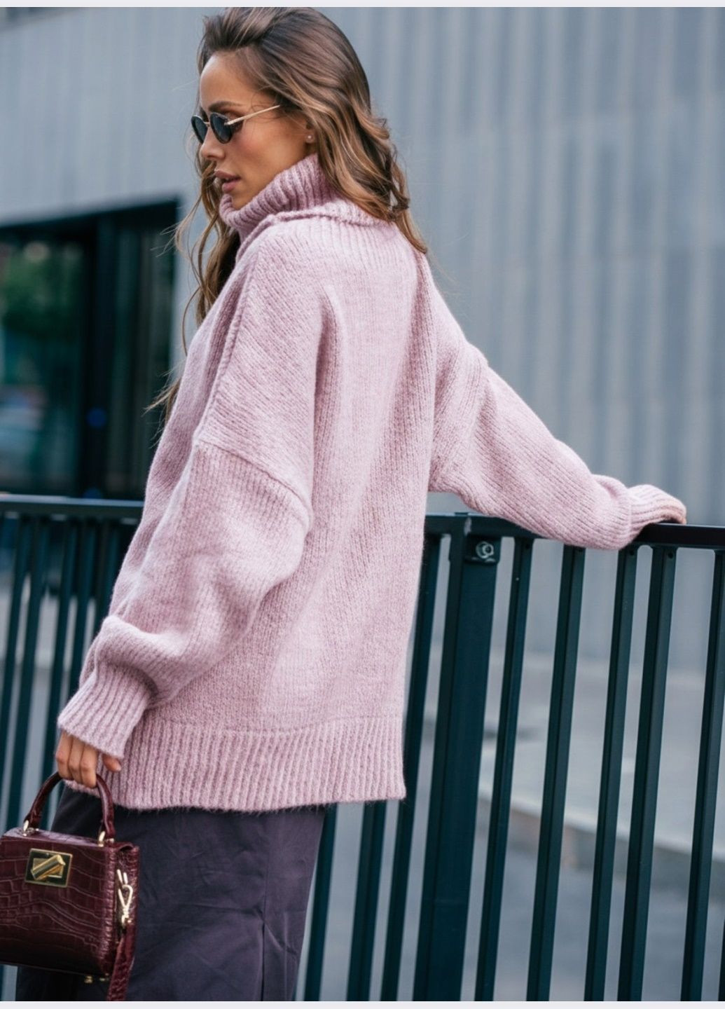 Пудровий зимовий светр пудрового кольору з високим коміром Dressa