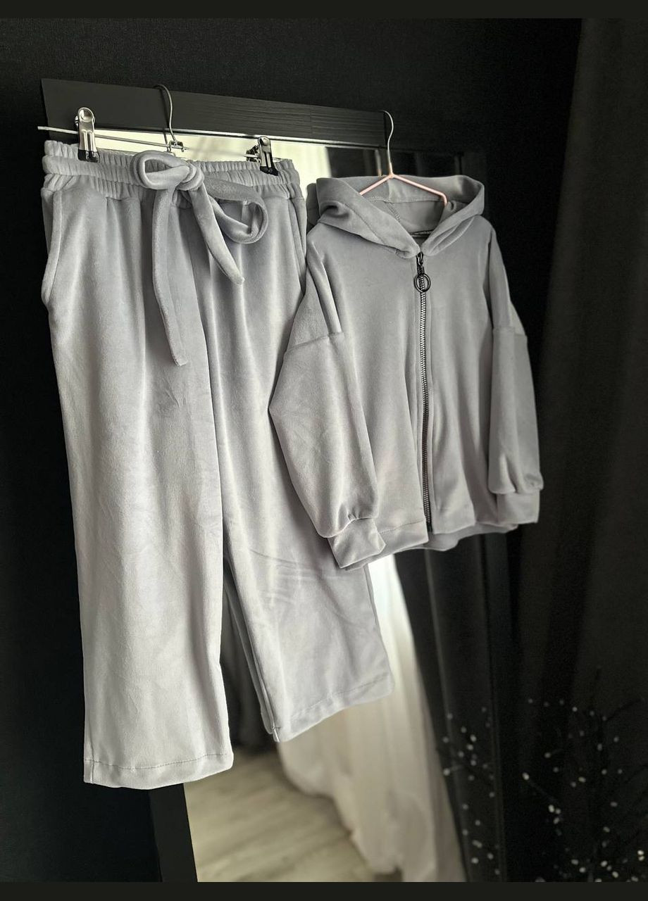 Серый демисезонный костюм велюровый с кофтой и брюками. Adelante