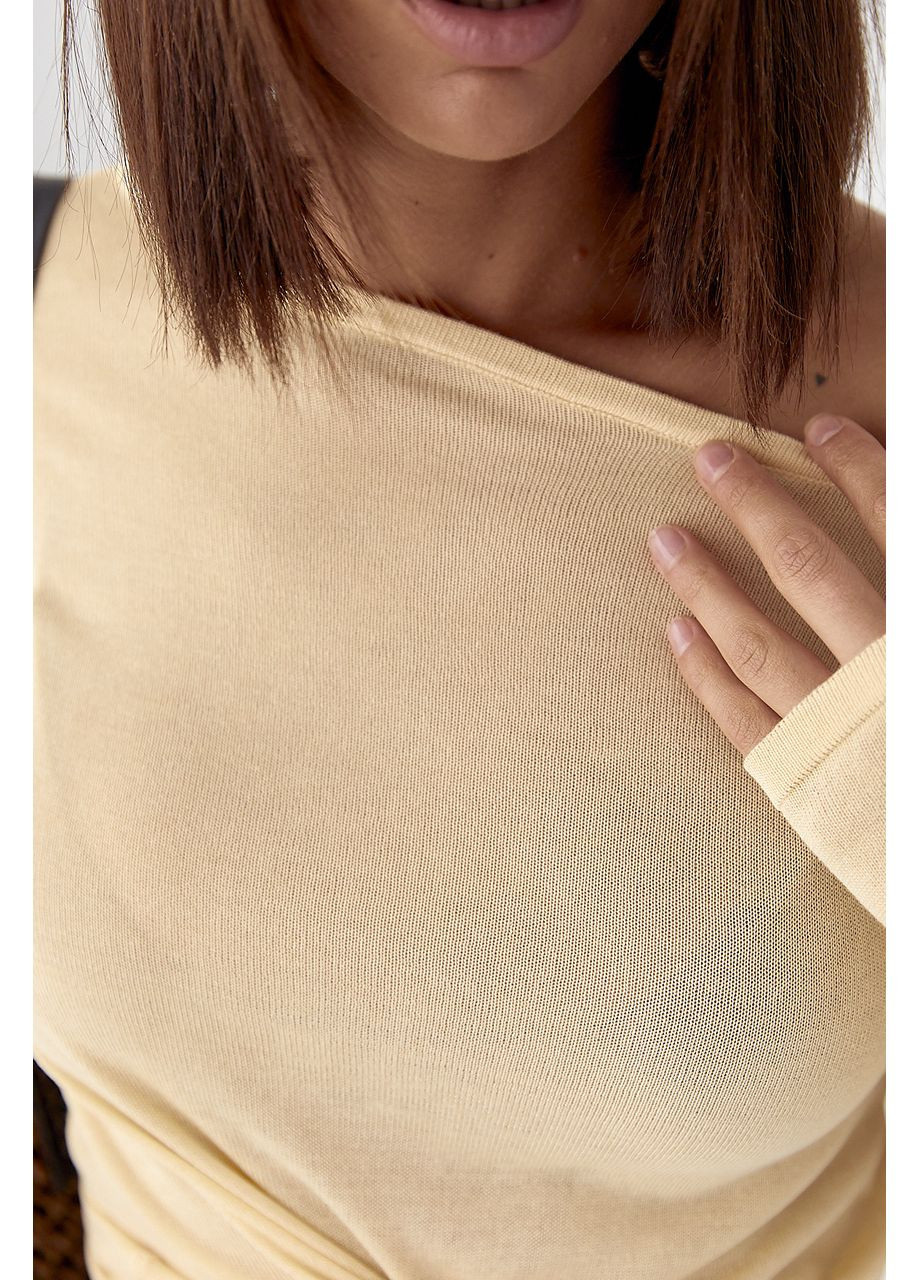 Віскозний лонгслів з відкритим плечем - рожевий колір Lurex (353306244)