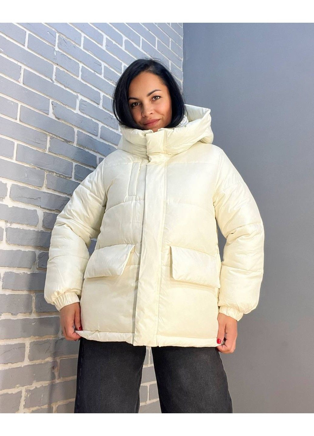 Молочна демісезонна куртка жіноча 9013 пуффер подовжена накладені кишені з капюшоном молочна Lady yep