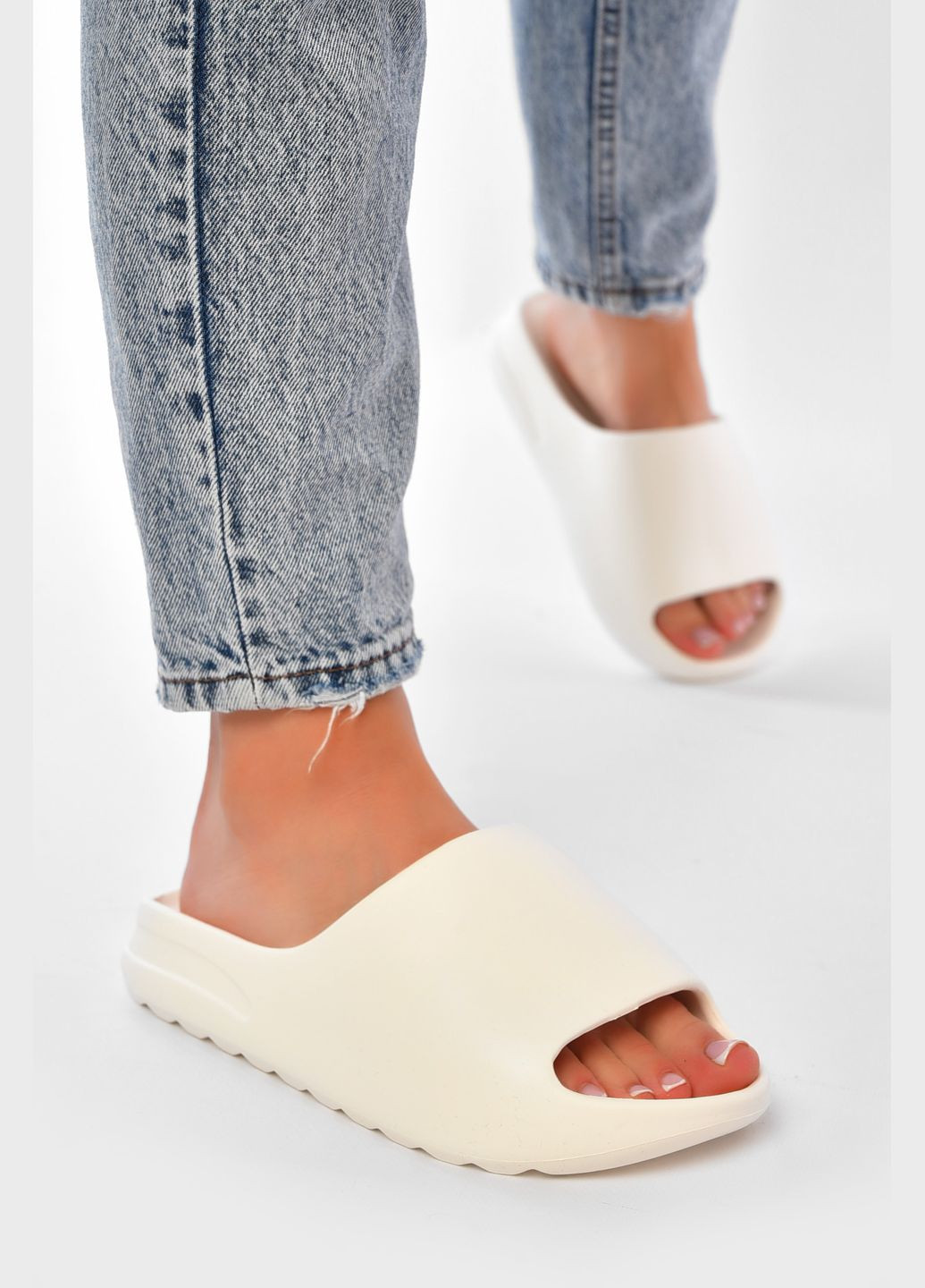 Белые шлепанцы пена женские белого цвета Let's Shop