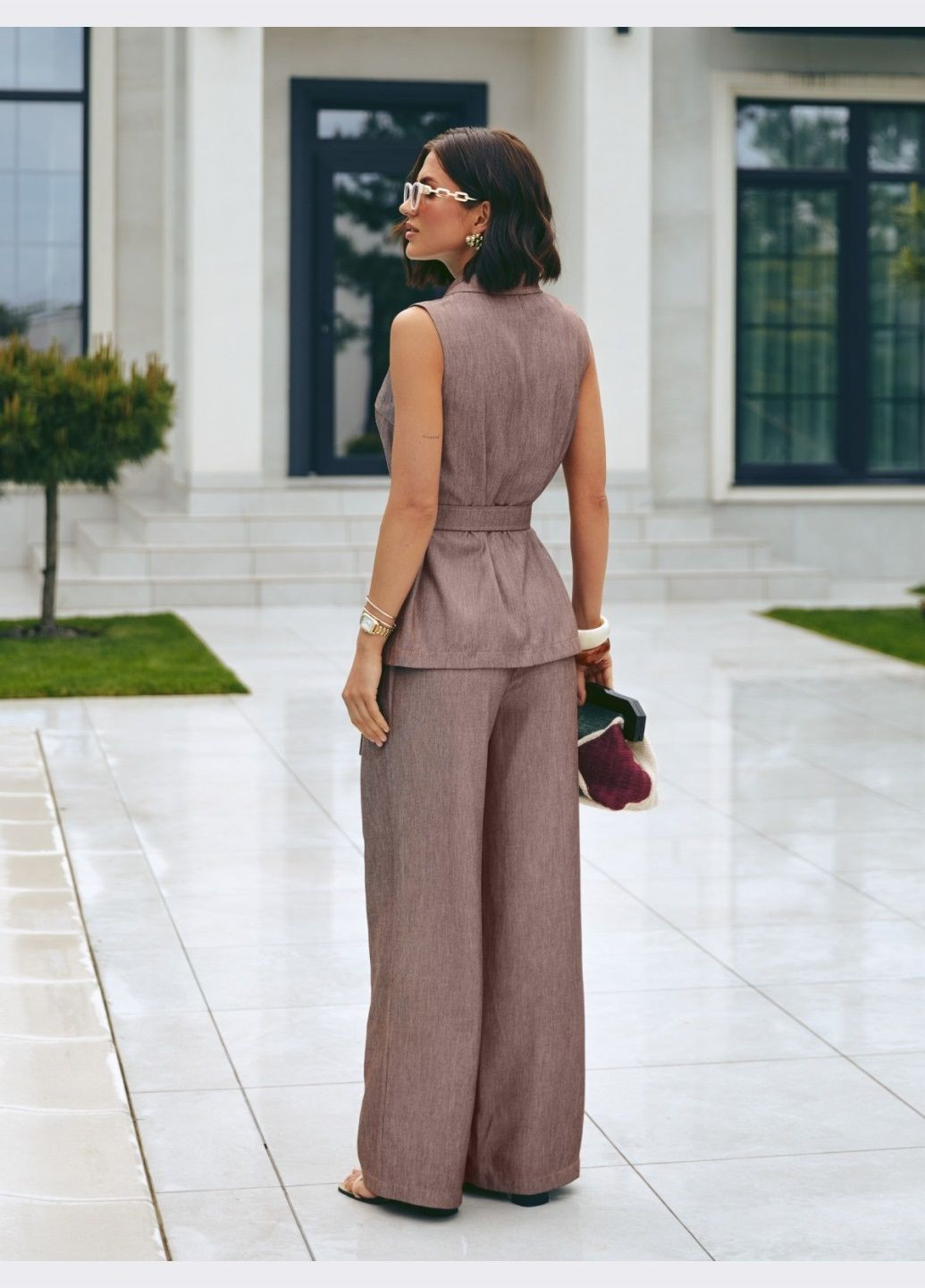 брючний костюм коричневого кольору з жилетом та поясом Dressa (338182104)