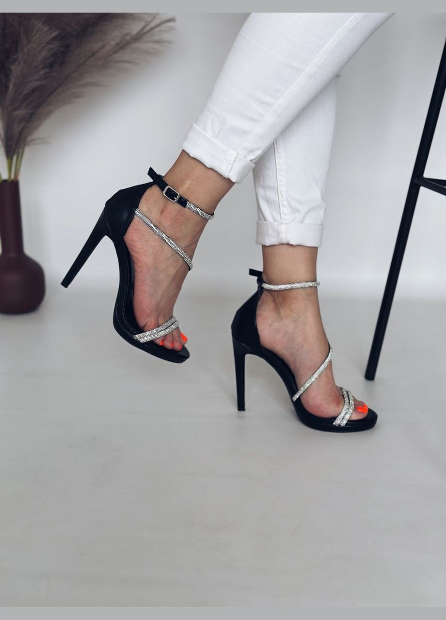 Черные стильные женские босоножки No Brand с ремешком со стразами