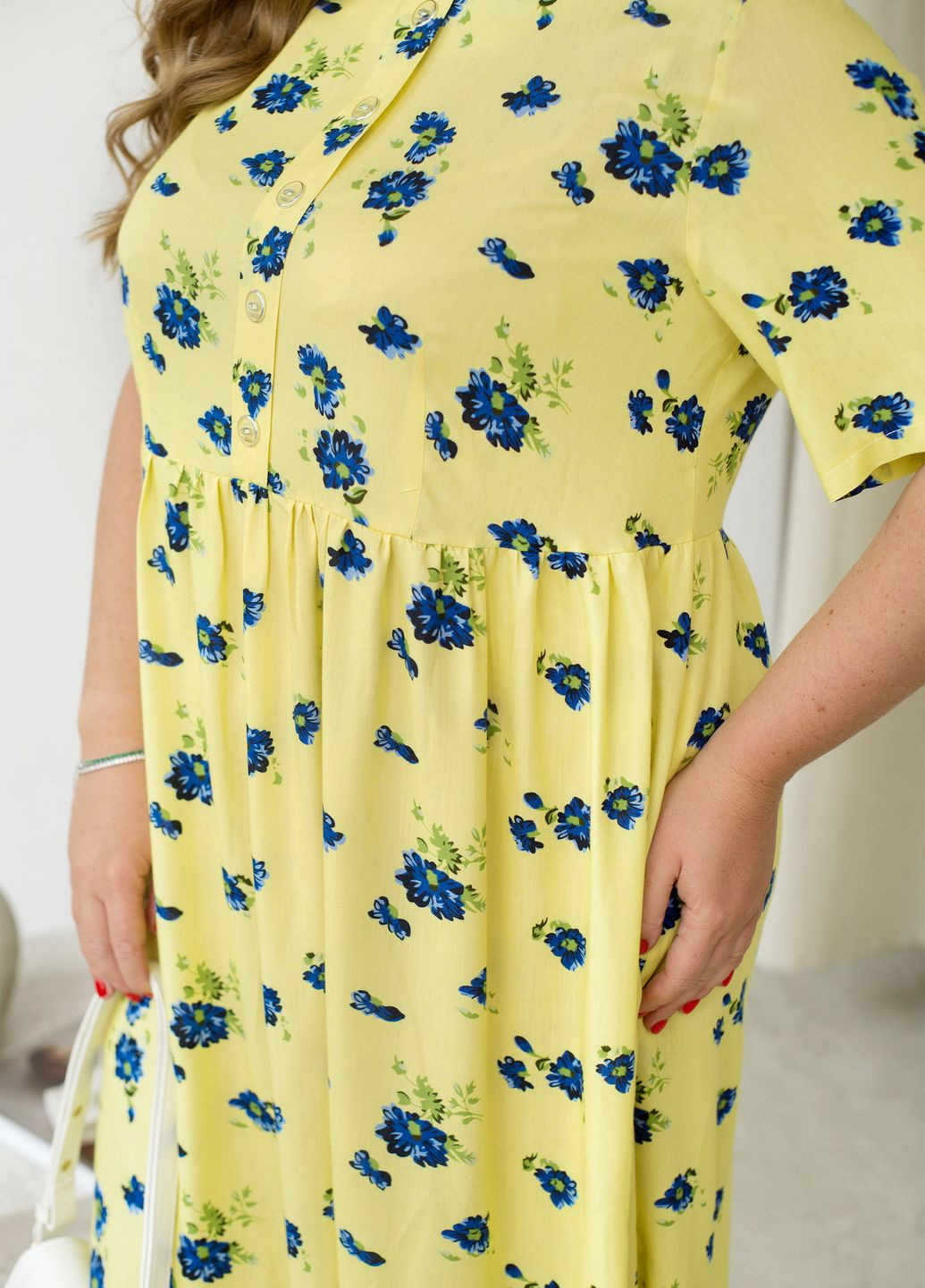 Желтое повседневный, кэжуал платье миди а-силуэта летнее на пуговицах колокол, клеш, а-силуэт, рубашка No Brand с цветочным принтом