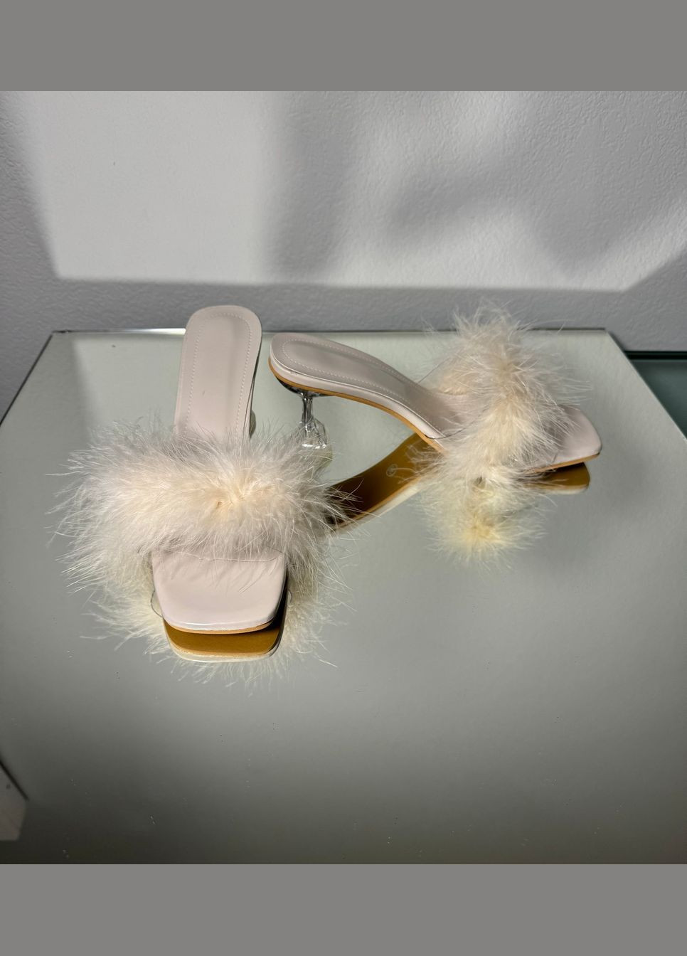 Белые свадебные женские босоножки силиконовые с перьями под свадебные халаты. No Brand с перьями