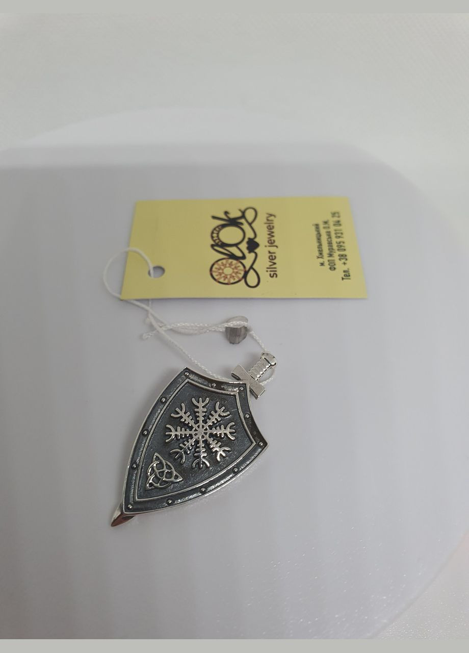 Серебро 925 проба Щит с мечом шлем ужаса зашип ( значок) No Brand (329999416)