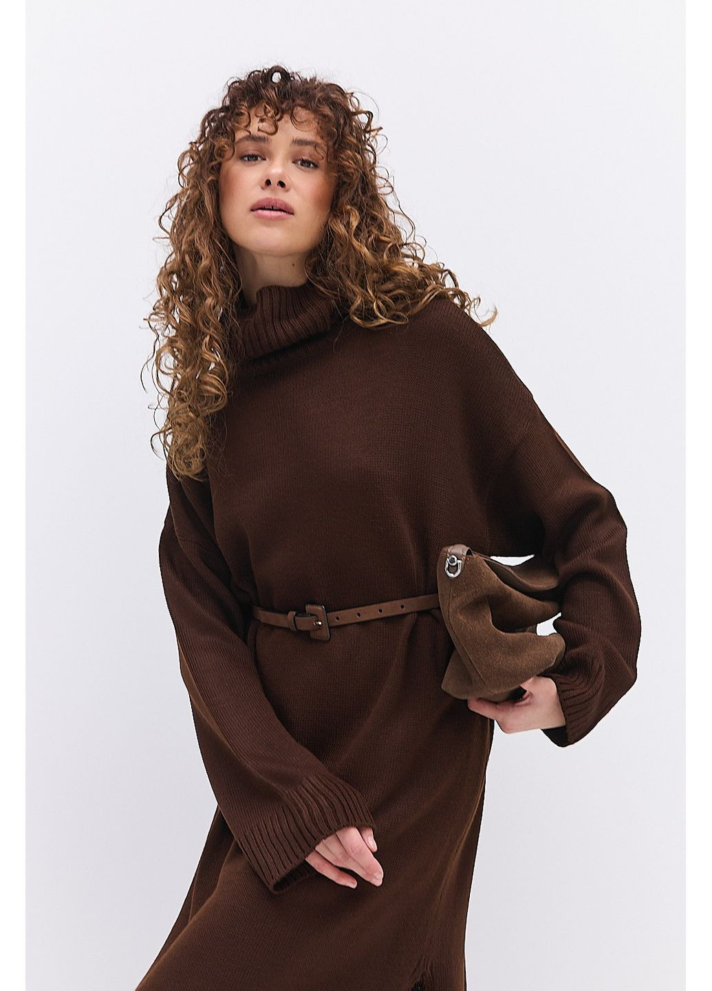 Коричневое вязаное зимнее платье с высоким воротником и разрезом сбоку Arjen