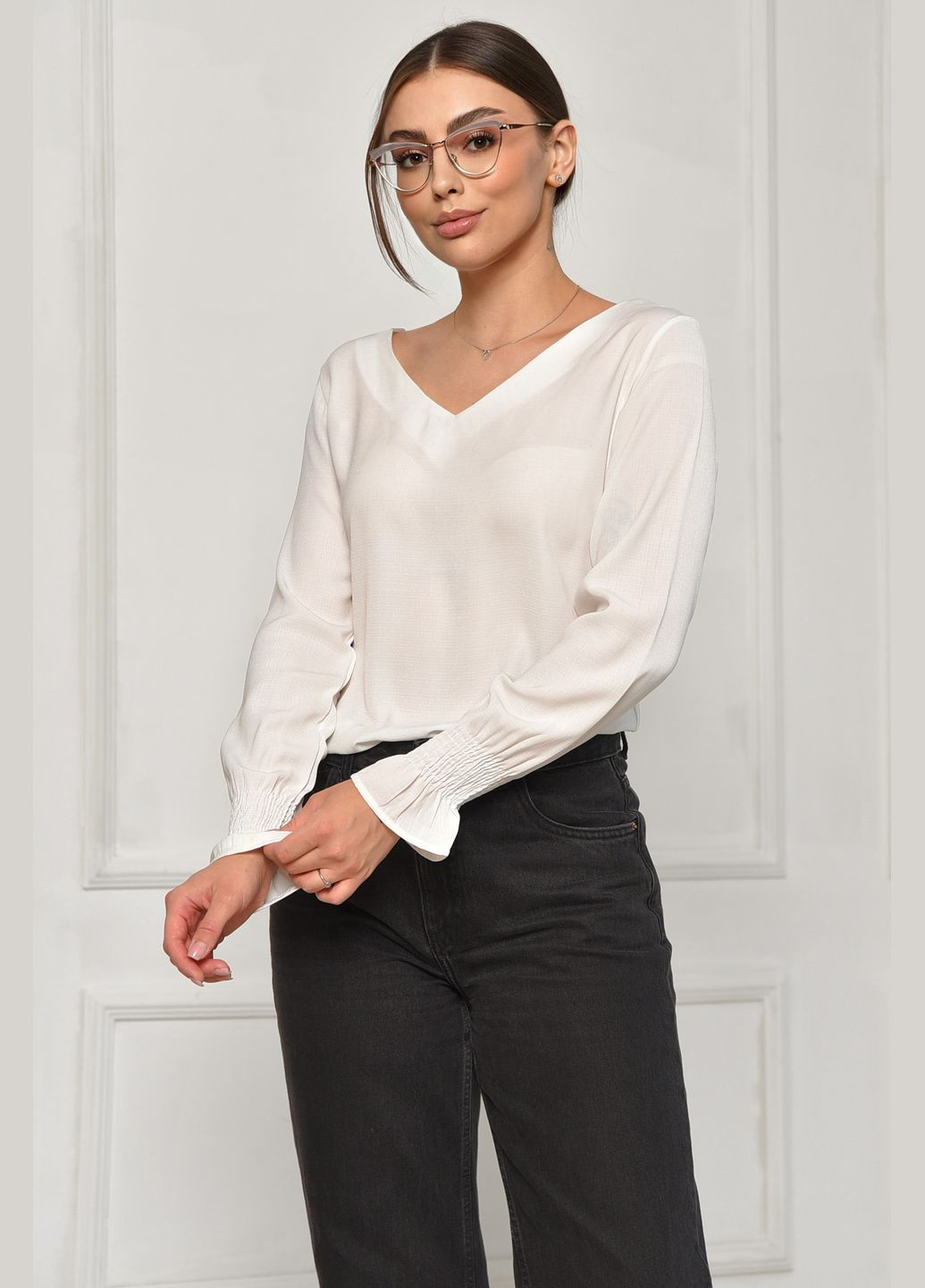 Біла блузка жіноча білого кольору з баскою Let's Shop