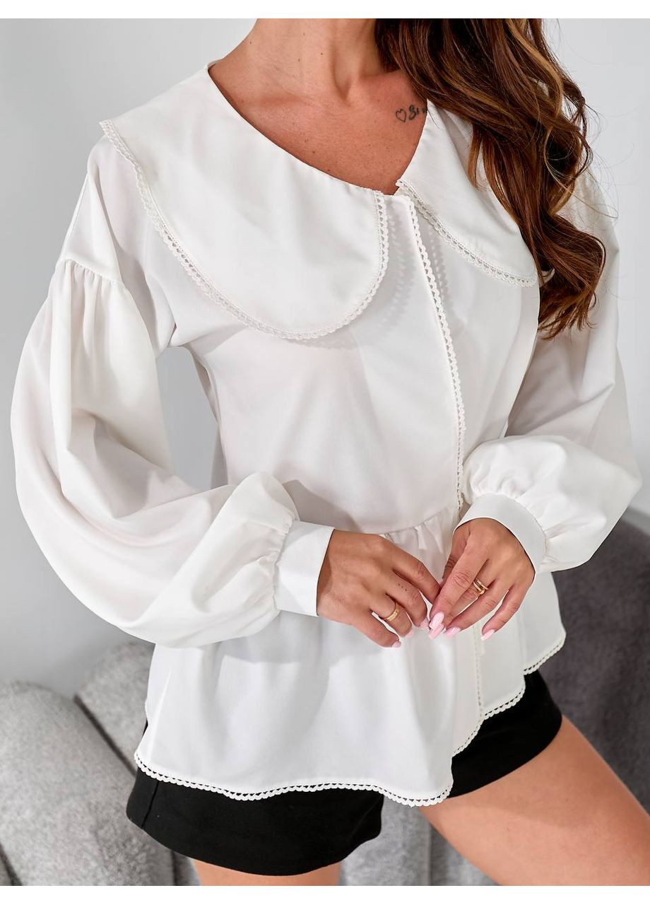 Молочна жіноча блузка з відкладним коміром-бантом та об'ємними рукавами MonCher