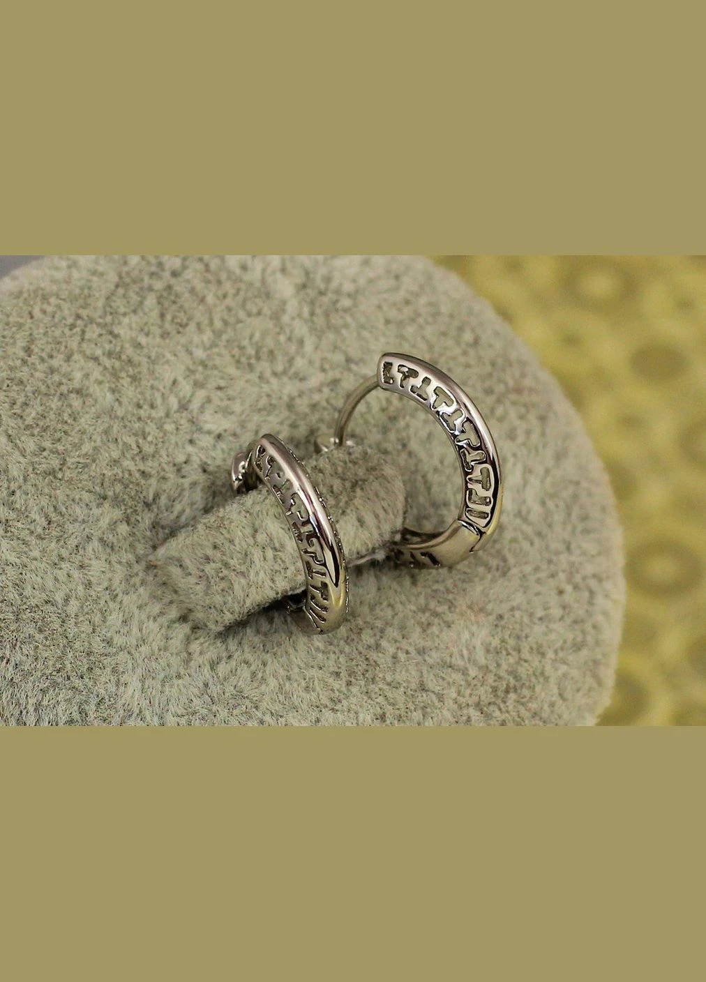 Сережки колечки з грецьким візерунком по бокам 1,5 см сріблясті Xuping Jewelry (316433104)