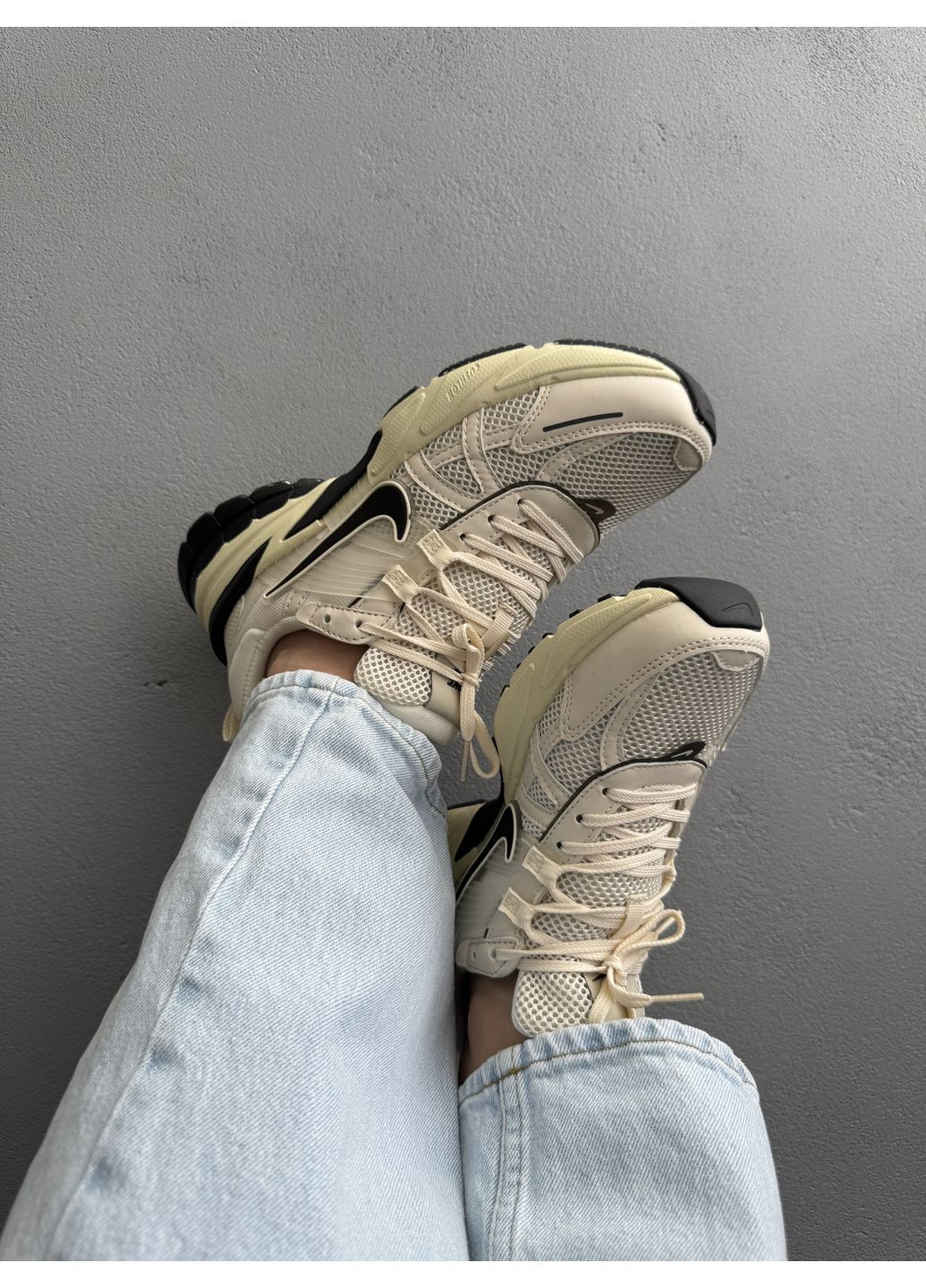 Бежевые демисезонные кроссовки мужские и женские Nike V2K Runtekk Beige Black | Найк В2К Рантекк