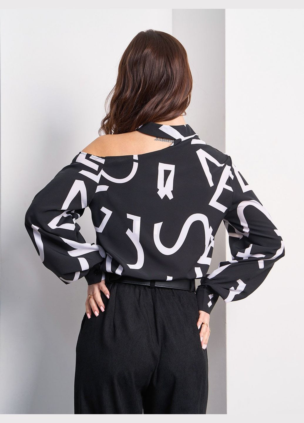 Чёрная стильная принтованная блуза с открытым плечом No Brand