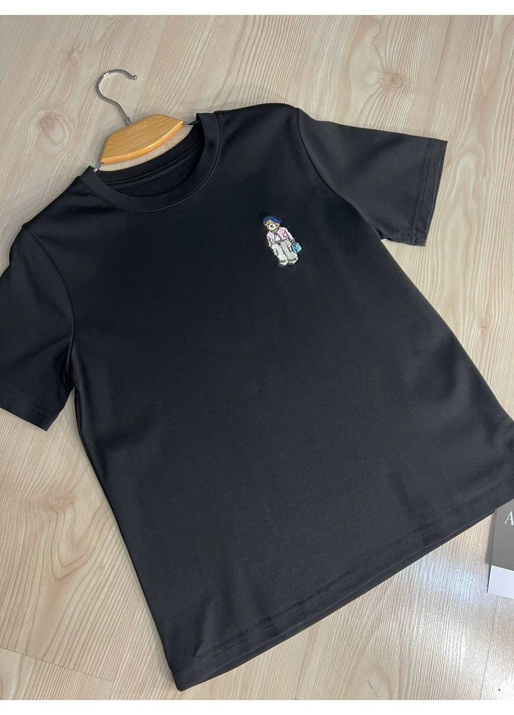 Футболка жіноча A-N 26001 базова однотонна з невеликою вишивкою ведмедик попереду середня довжина one size No Brand - (322944917)