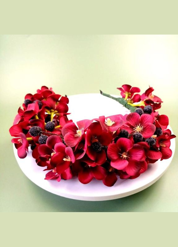 Ефектна корона з квітів винного кольору та темних покритих інеєм ягід + подарунок No Brand (342384791)