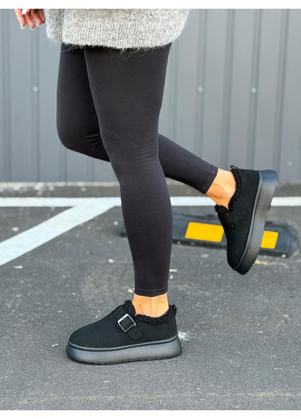 Женские черные зимние низкие угги натуральная замша на меху высокая подошва автоледи лоферы No Brand (372128308)