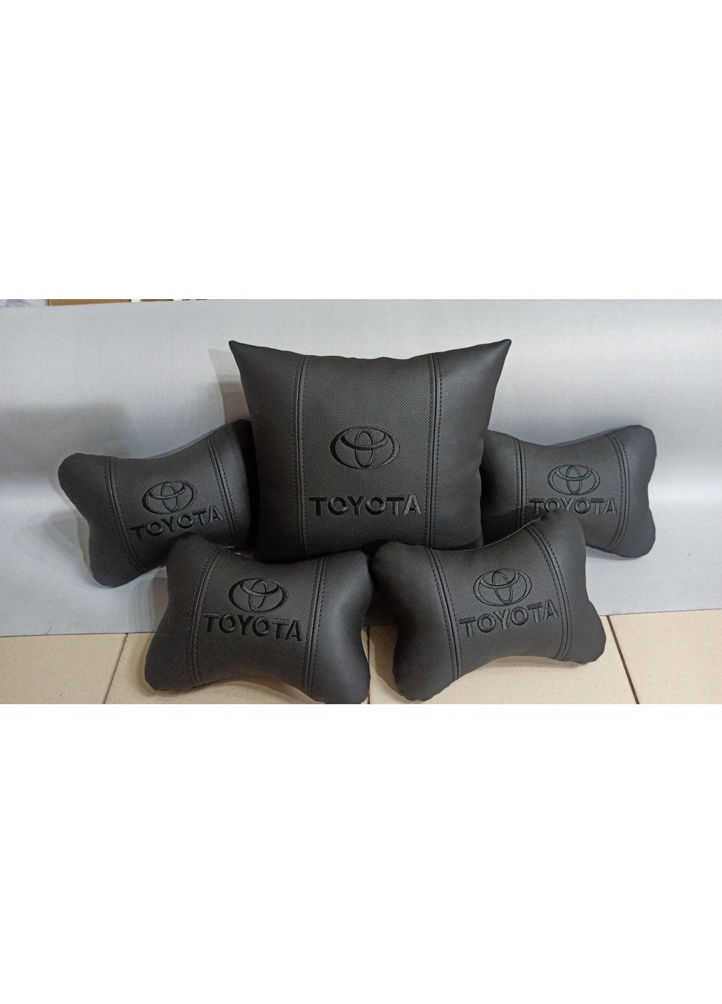 Подушка на підголівник метелик в авто Тойота біла вишивка — 081 Toyota (365728862)