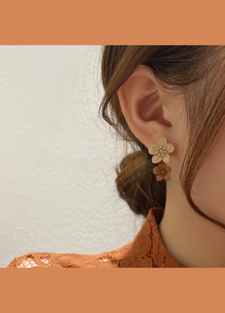Серьги бежевые цветы двойные гвоздики No Brand (317948572)