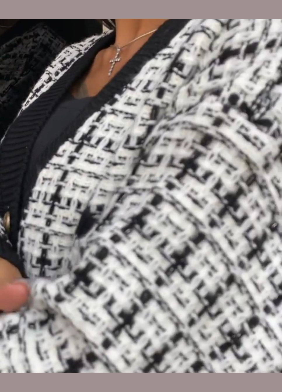 Черный женский шерстяной свитер больших размеров удлиненный в голубую полоску You Best