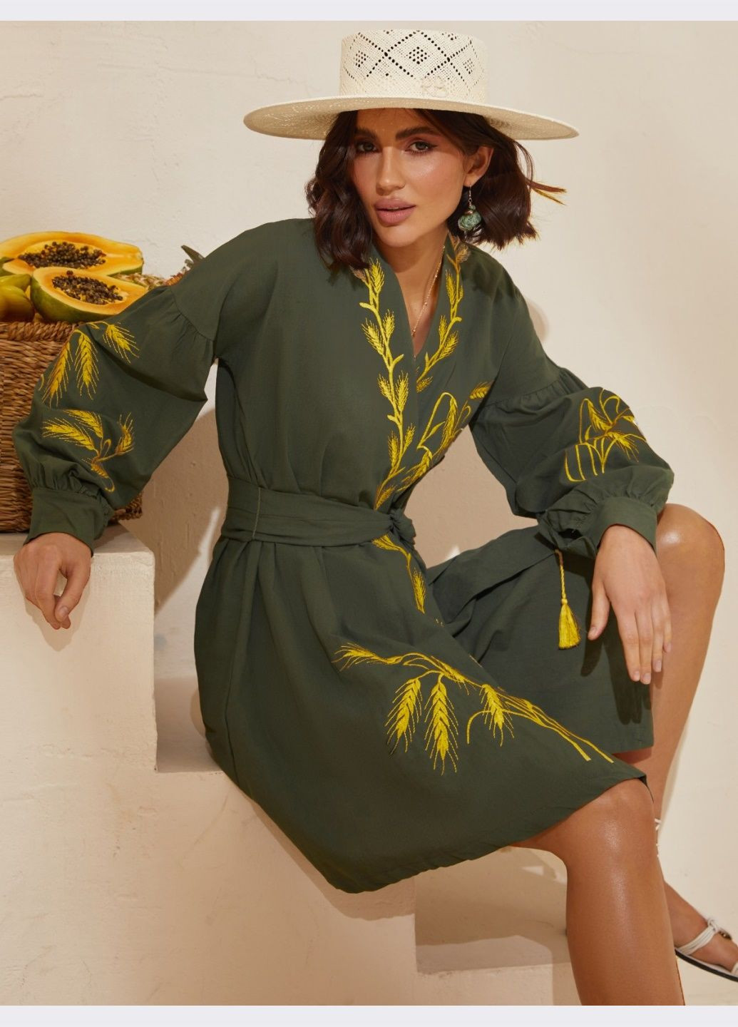 Зеленое зелёное платье-вышиванка с поясом Dressa