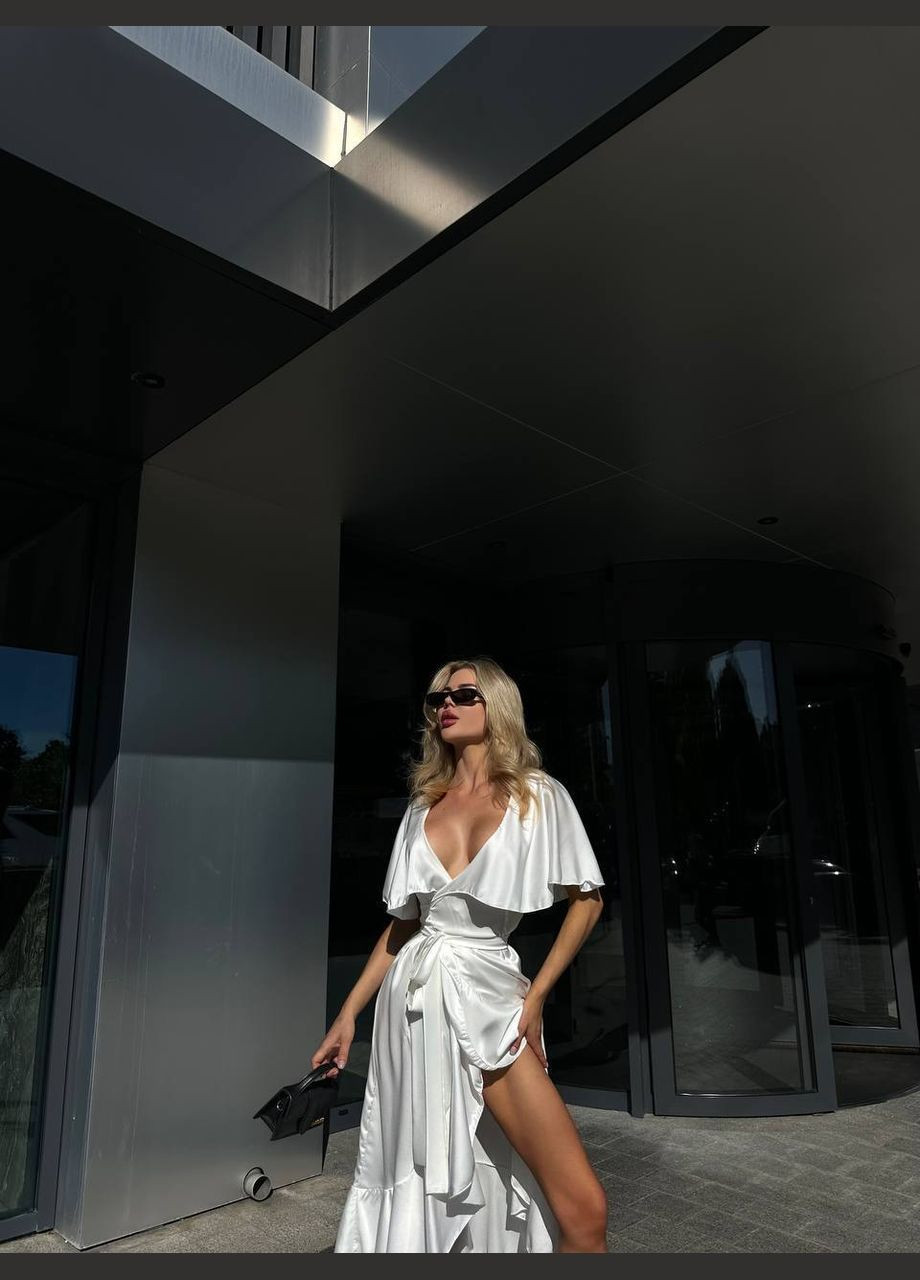 Молочное вечернее шелковое платье меди на запах с широкими рукавами и высоким разрезом на запах MonCher