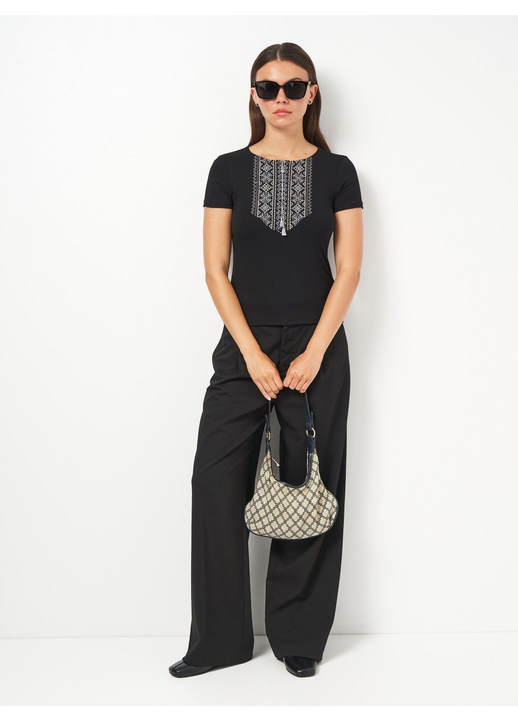 Чёрная женская вышитая футболка мережка серая, черная Lesia (336547088)