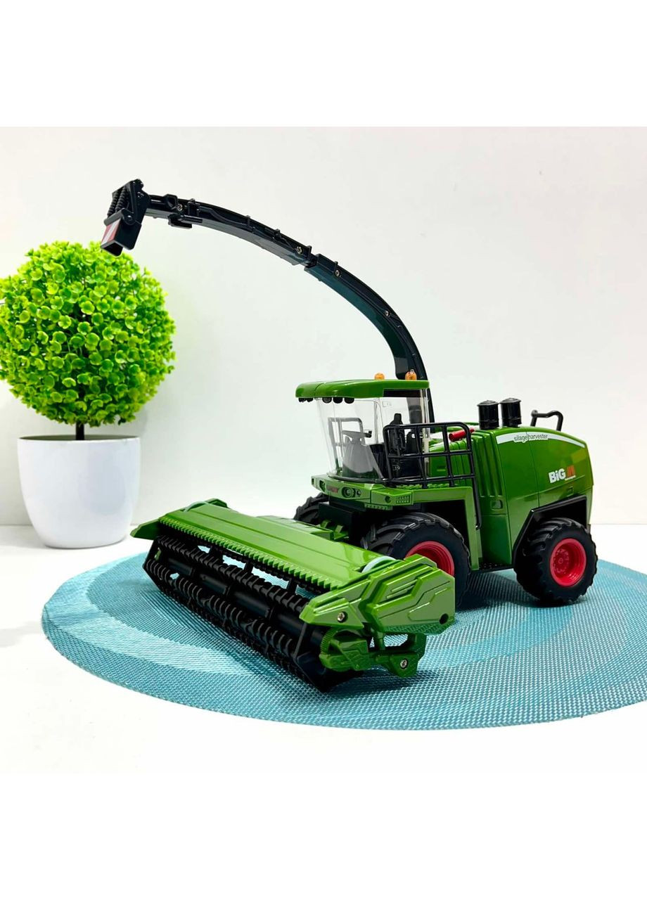 Комбайн на радиоуправлении подсветка звук аккумулятор 3.7V, пульт 2.4GHz резиновые колеса парогенератор 1:24 (6605) No Brand (365807446)