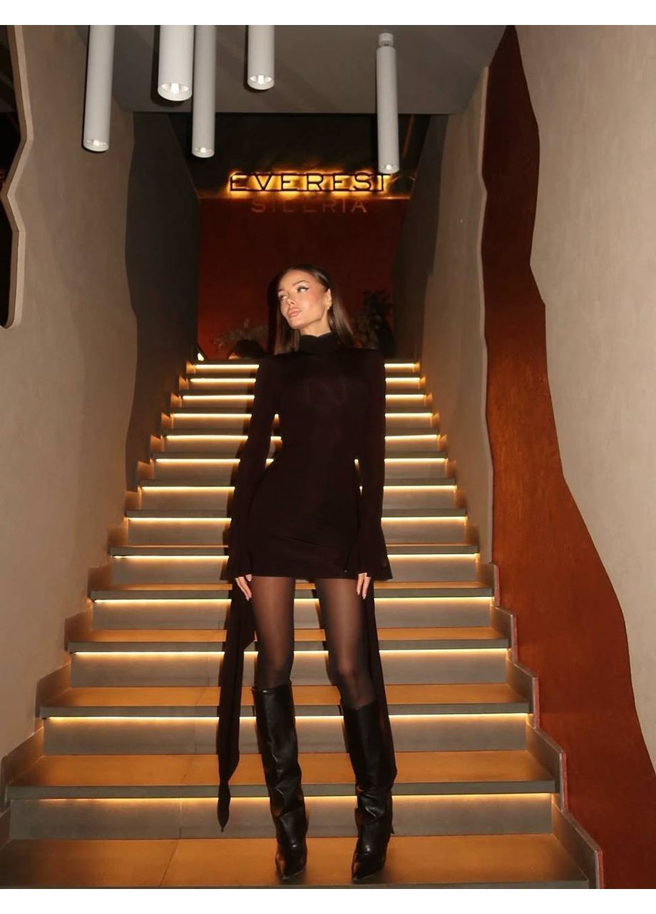 Коричневое праздничный, вечернее мини платье с высоким воротником, драпировкой и асимметричными воланами. MonCher