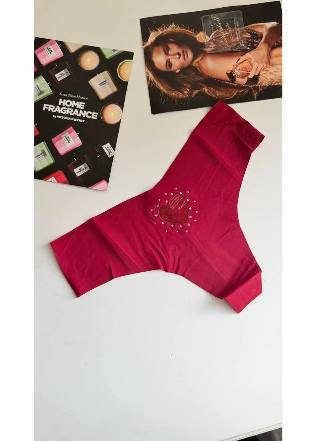 Трусики-стринги женские бесшовные No-Show Thong Panty красные Victoria's Secret (385436726)