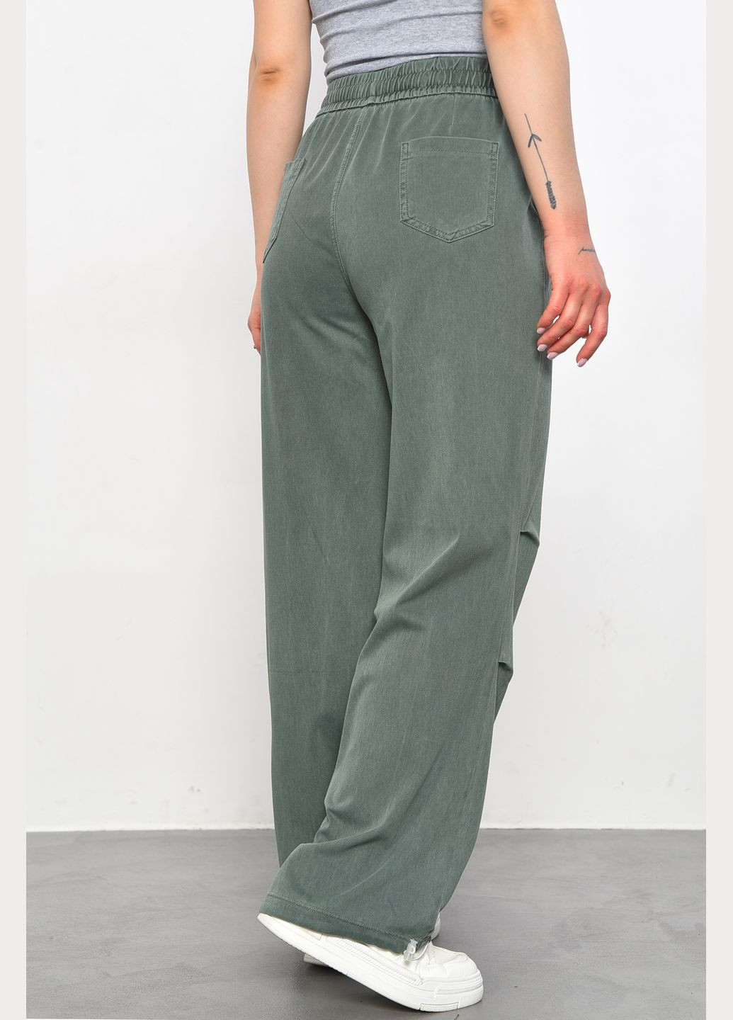Штани жіночі напівбатальні зеленого кольору Let's Shop (293476709)