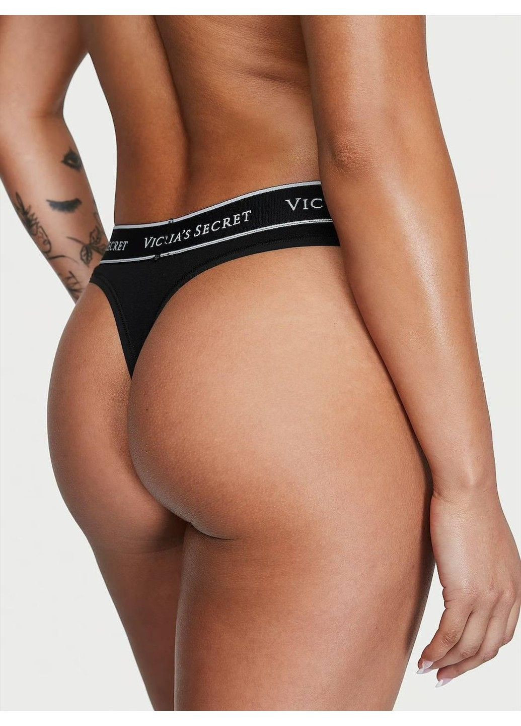Трусики-стрінги жіночі бавовняні з лого Logo Cotton Thong Panty чорні Victoria's Secret (361154969)